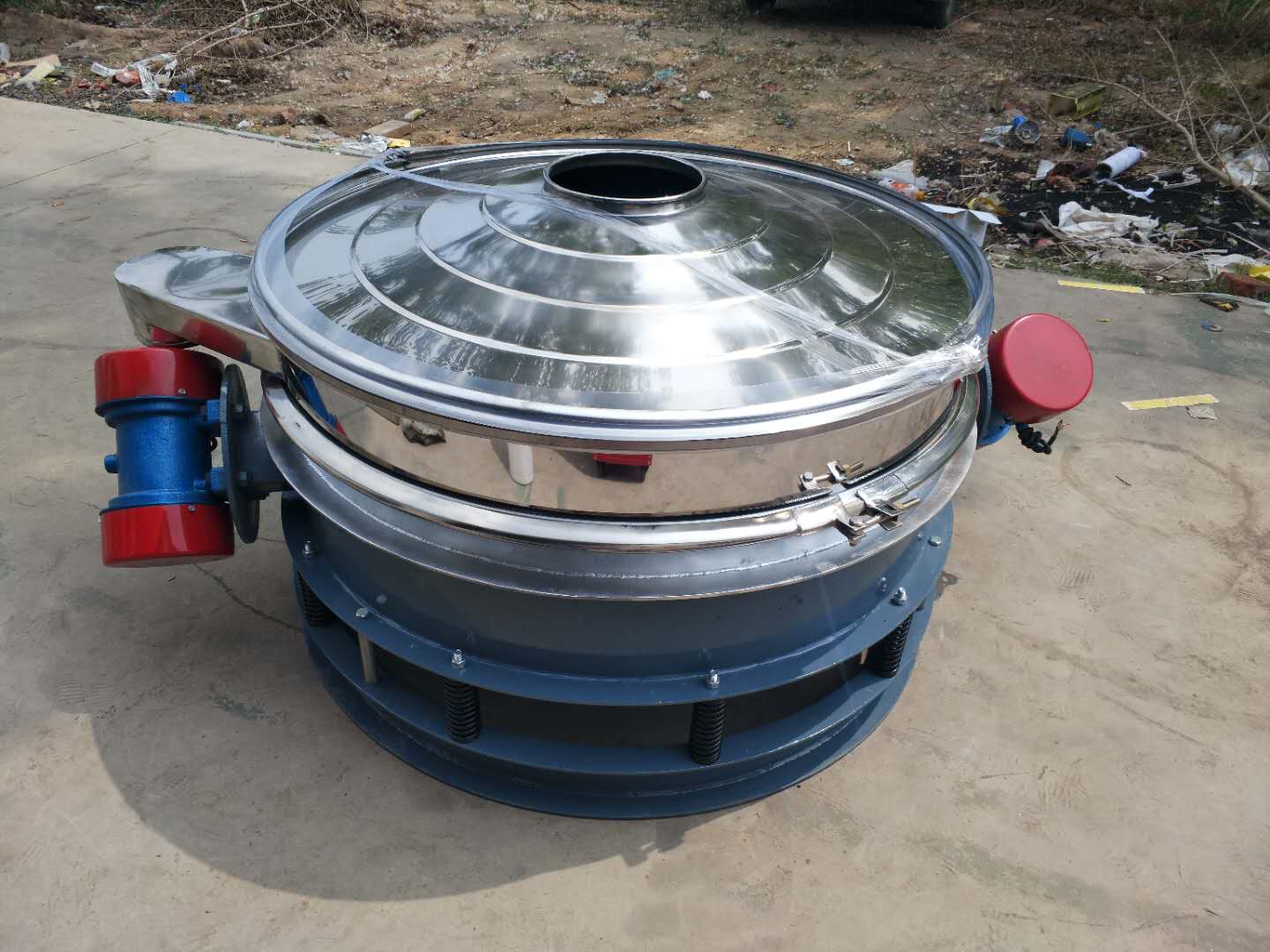 直排篩走貨一拔!!我們新鄉(xiāng)市廣合機(jī)械設(shè)備有限公司與無錫客戶簽訂1500直排篩兩臺今天發(fā)貨